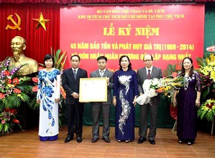 Thừa ủy quyền của Chủ tịch nước, Thứ trưởng Bộ VHTTDL Đặng Thị Bích Liên đã trao tặng Khu di tích Chủ tịch Hồ Chí Minh tại Phủ Chủ tịch Huân chương Độc lập hạng Nhất